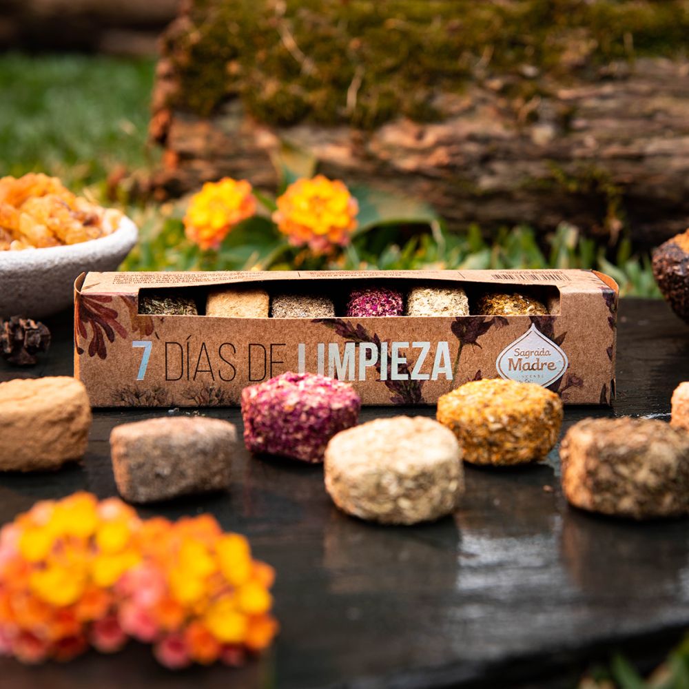 Set of natural cleaning tablets with a cardboard box labeled 'Dás de Limpieza' on a white background.