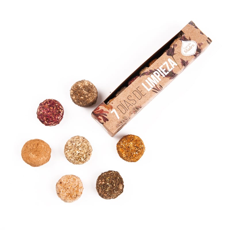Set of natural cleaning tablets with a cardboard box labeled 'Dás de Limpieza' on a white background.